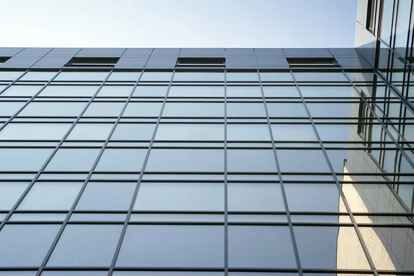 现代办公大楼中的抽象纹理与蓝色玻璃立面 — 图库照片