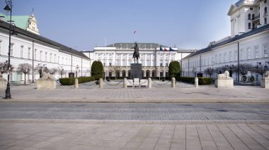 Varşova, Polonya. 28 Mart 2020. Coronavirus sağlık acil durumu nedeniyle sokaklar ve ana yerler terk edilmiş durumda. Şehir kendini turist ve insanlardan arındırıyor. Koronavirüsü durdurun..