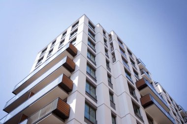 Şehir mimarisinde cam cepheli balkonları olan çok katlı güzel bir ev, satılık lüks emlak daireleri..