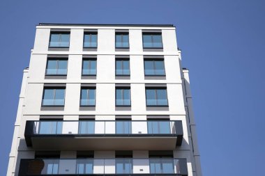 Şehir mimarisinde cam cepheli balkonları olan çok katlı güzel bir ev, satılık lüks emlak daireleri..