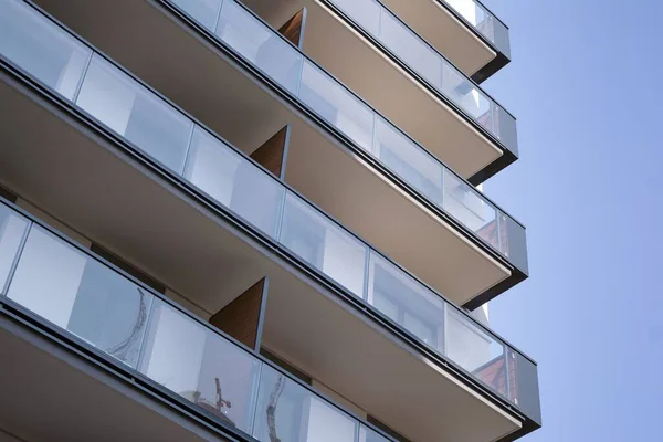 Prachtig Ontworpen Multistory Huis Met Glazen Gevel Balkons Stadsdeelarchitectuur Luxe — Stockfoto