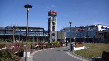 Varşova, Polonya. 1 Nisan 2020. Varşova 'daki Westfield Arkadia alışveriş merkezi. Alışveriş merkezi COVID-19 koronavirüs salgını nedeniyle tamamen boş..