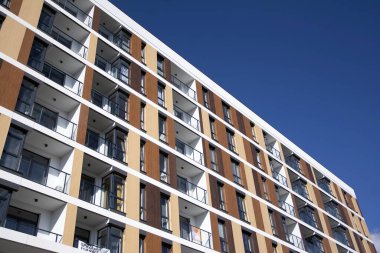 Mavi bulutlu gökyüzü arka plan üzerinde yeni daire binaların dış. Hiçbir insan. Emlak iş kavramı.