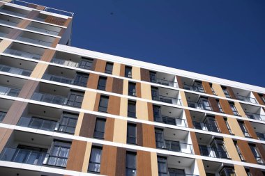 Mavi bulutlu gökyüzü arka plan üzerinde yeni daire binaların dış. Hiçbir insan. Emlak iş kavramı.