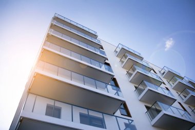 Modern apartman dairesi konsepti. Gün batımında ve gün doğumunda açık bir yerleşim yeri.