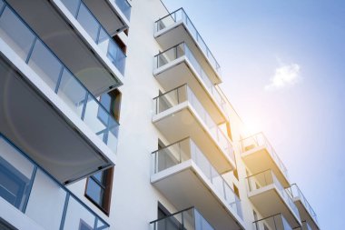 Modern apartman dairesi konsepti. Gün batımında ve gün doğumunda açık bir yerleşim yeri.