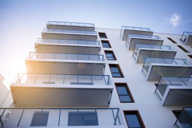 Modern apartman dairesi konsepti. Gün batımında ve gün doğumunda açık bir yerleşim yeri.