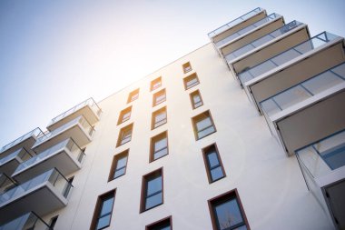 Modern apartman dairesi konsepti. Gün batımında ve gün doğumunda açık bir yerleşim yeri.