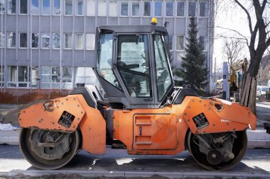 Yol silindiri yeni asfalt yolu inşa ediyor.