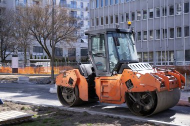 Yol silindiri yeni asfalt yolu inşa ediyor.