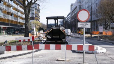 Varşova, Polonya. 1 Nisan 2020. Yola yeni bir asfalt seriyorum. Yolun inşaatı.