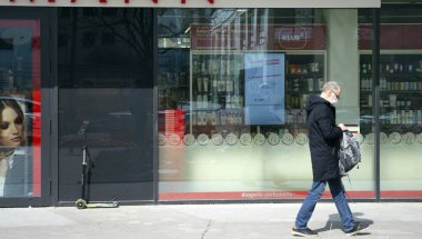 Varşova, Polonya. 3 Nisan 2020. Koronavirüs salgını sırasında kurallara uymak için marketin önünde sıra bekleyen insanlar.