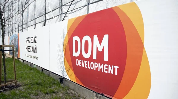 Varşova, Polonya. 3 Nisan 2020. Dom Development 'ı imzala. Şirket tabelaları Dom Geliştirme..