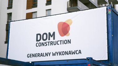 Varşova, Polonya. 4 Nisan 2020. Dom İnşaat imzalayın. Şirket tabelası. Dom İnşaat.