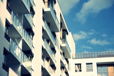 Mavi bulutlu arka planda yeni apartman binaları. İnsan yok. Emlak işi konsepti. Retro biçimlendirilmiş renkli tonal filtre efekti.