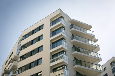 Mavi bulutlu gökyüzü arka plan üzerinde yeni daire binaların dış. Hiçbir insan. Emlak iş kavramı.