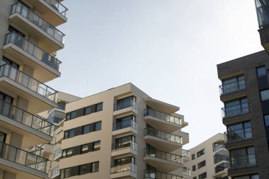 Mavi bulutlu gökyüzü arka plan üzerinde yeni daire binaların dış. Hiçbir insan. Emlak iş kavramı.