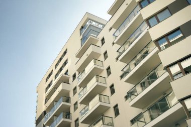 Mavi bulutlu gökyüzü arka plan üzerinde yeni daire binaların dış. Hiçbir insan. Emlak iş kavramı.