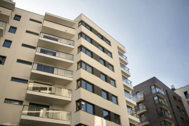 Mavi bulutlu gökyüzü arka plan üzerinde yeni daire binaların dış. Hiçbir insan. Emlak iş kavramı.