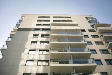 Mavi bulutlu gökyüzü arka plan üzerinde yeni daire binaların dış. Hiçbir insan. Emlak iş kavramı.