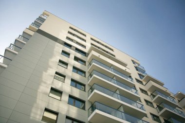 Mavi bulutlu gökyüzü arka plan üzerinde yeni daire binaların dış. Hiçbir insan. Emlak iş kavramı.