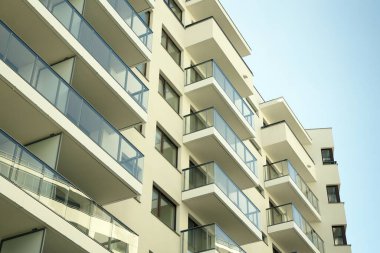 Mavi bulutlu gökyüzü arka plan üzerinde yeni daire binaların dış. Hiçbir insan. Emlak iş kavramı.
