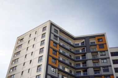 Mavi bulutlu gökyüzü arka plan üzerinde yeni daire binaların dış. Hiçbir insan. Emlak iş kavramı.