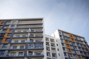 Mavi bulutlu gökyüzü arka plan üzerinde yeni daire binaların dış. Hiçbir insan. Emlak iş kavramı.