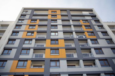 Mavi bulutlu gökyüzü arka plan üzerinde yeni daire binaların dış. Hiçbir insan. Emlak iş kavramı.