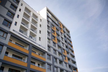 Mavi bulutlu gökyüzü arka plan üzerinde yeni daire binaların dış. Hiçbir insan. Emlak iş kavramı.