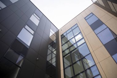 Modern ofis binasında soyut doku ve mavi cam cephe.,