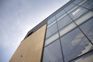 Modern ofis binasında soyut doku ve mavi cam cephe.,