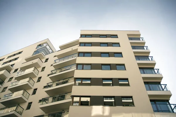 Exterior Los Nuevos Edificios Apartamentos Sobre Fondo Azul Cielo Nublado —  Fotos de Stock