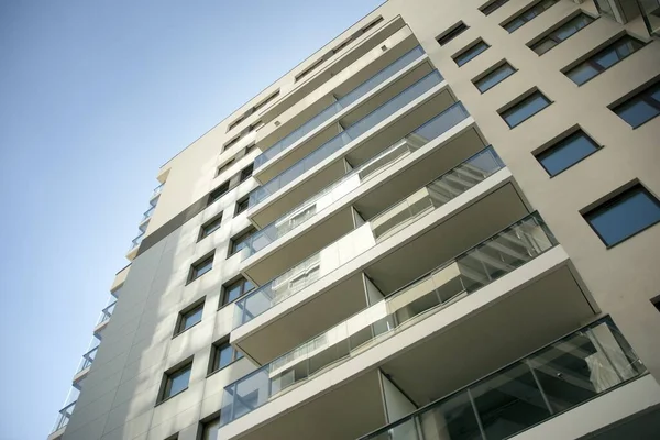 Exterior Novos Edifícios Apartamentos Fundo Azul Céu Nublado Não Pessoas — Fotografia de Stock