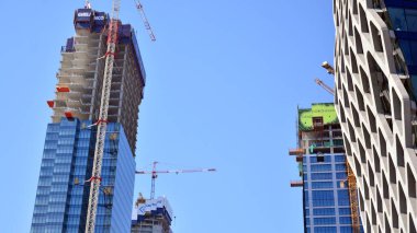 Varşova, Polonya. 7 Nisan 2020. Daszynski kavşağında. Varşova şehir merkezindeki finans bölgesinde yeni gökdelenler. Yeni binalar inşa ediliyor.