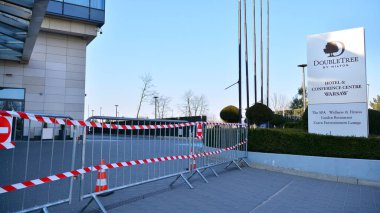 Varşova, Polonya. 7 Nisan 2020. Hilton Otel ve Konferans Merkezi Varşova 'dan Çifte Ağaç Coronavirüs Covid 19 Karantina sosyal mesafesi nedeniyle kapatıldı