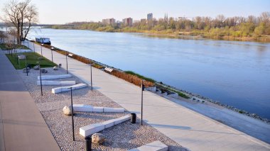 Varşova, Polonya. 7 Nisan 2020. Varşova şehir merkezi ve Wisla nehri manzarası 