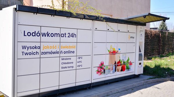 Варшава, Польша. 7 апреля 2020 года. Автоматизированный терминал посылок InPost
.