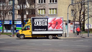  Varşova, Polonya. 8 Nisan 2020. Kürtaja karşı savaşan sosyal bir organizasyonun arabası. Kürtaj öldürür..
