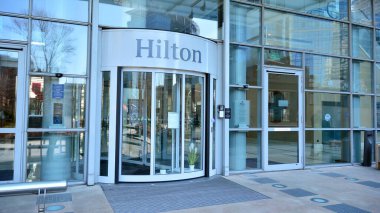 Varşova, Polonya. 8 Nisan 2020. Hilton Oteli, Coronavirus Covid 19. Karantina sosyal mesafesi nedeniyle kapatıldı