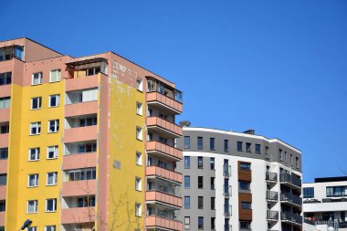 Mimaride Karşıtlık. Eski ve yeni bir konut binasının cephesi.