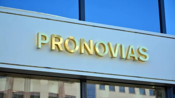 Варшава Польша Апреля 2020 Года Подпишите Проновьяс Вывеска Компании Pronovias — стоковое фото