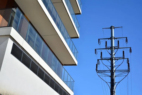 Wieże Wysokiego Napięcia Przewodami Elektrycznymi Tle Budynku Mieszkalnego — Zdjęcie stockowe