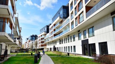 Varşova, Polonya. 10 Nisan 2020. Madison Apartmanları, Varşova şehir merkezine yakın ama şehir merkezinden uzak yeşil bir çevrede hayallerindeki daireyi arayanlar için mükemmel bir yerleşim yeridir.