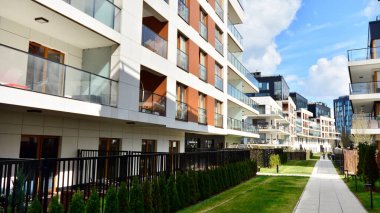 Varşova, Polonya. 10 Nisan 2020. Madison Apartmanları, Varşova şehir merkezine yakın ama şehir merkezinden uzak yeşil bir çevrede hayallerindeki daireyi arayanlar için mükemmel bir yerleşim yeridir.