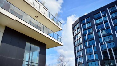 Varşova, Polonya. 10 Nisan 2020. Madison Apartmanları, Varşova şehir merkezine yakın ama şehir merkezinden uzak yeşil bir çevrede hayallerindeki daireyi arayanlar için mükemmel bir yerleşim yeridir.