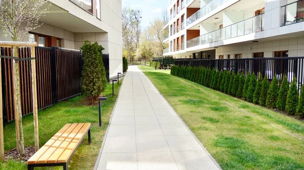 波兰华沙 April 2020 麦迪逊公寓是一个舒适的住宅区 非常适合那些在华沙市中心附近寻找梦想中的公寓 但远离城市喧嚣的绿色环境中工作的人 — 图库照片