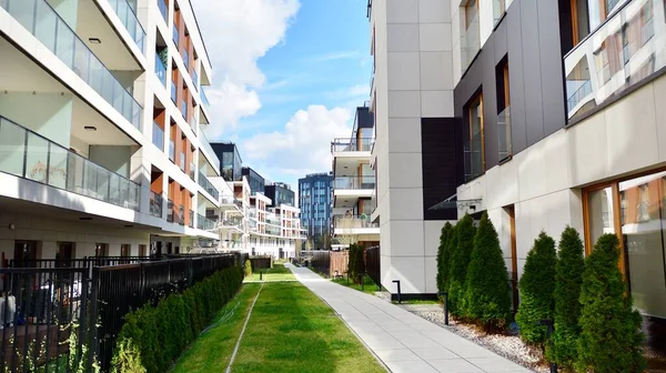 波兰华沙 April 2020 麦迪逊公寓是一个舒适的住宅区 非常适合那些在华沙市中心附近寻找梦想中的公寓 但远离城市喧嚣的绿色环境中工作的人 — 图库照片