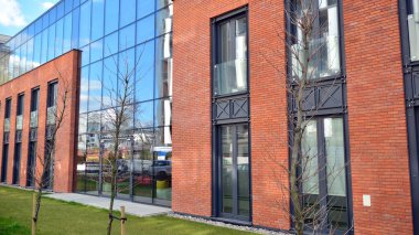 Varşova, Polonya. 10 Nisan 2020. Powazkowska 44 çok çekici, yeniden canlandırılmış tarihi bir bina. Modern, cam binalar yüksek standartlarda..