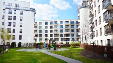 Varşova, Polonya. 10 Nisan 2020. Güneşli bir günde, Zoliborz bölgesinde, mavi gökyüzü olan modern bir apartman. Modern bir apartman cephesi.